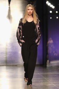 Topshop-Unique-Fall-2017-Runway.thumb.jpg.d60fff0752b732eedf806d3880c5c71d.jpg