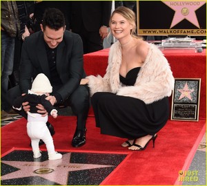 adam-levine-behati-prinsloo-dusty-rose-hollywood-walk-of-fame-14.jpg