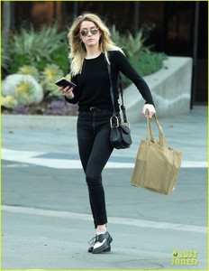 amber-heard-errands-gas-santa-monica-03.jpg