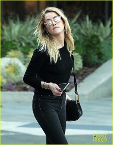 amber-heard-errands-gas-santa-monica-04.jpg