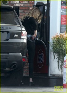 amber-heard-errands-gas-santa-monica-05.jpg