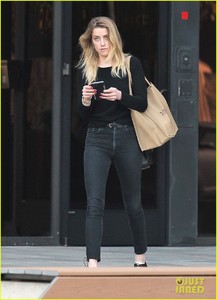 amber-heard-errands-gas-santa-monica-07.jpg