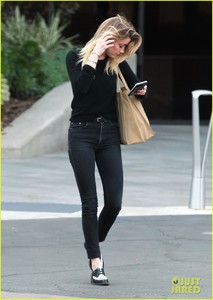 amber-heard-errands-gas-santa-monica-09.jpg