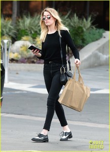 amber-heard-errands-gas-santa-monica-15.jpg