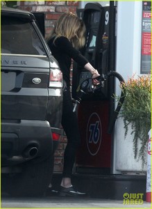 amber-heard-errands-gas-santa-monica-23.jpg