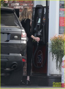 amber-heard-errands-gas-santa-monica-24.jpg