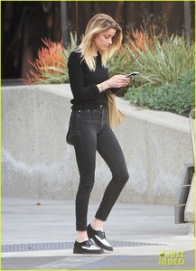 amber-heard-errands-gas-santa-monica-26.jpg