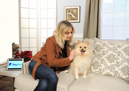 ashley_benson_promoting_paypal_s_givingtuesday_promotion_in_new_york_11_29_2016_4.jpg