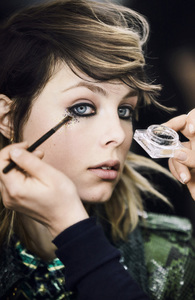 edie_burberry_Main-Campaign-June-2016-BTS_001.thumb.jpg.a4487f9c86552896ba21b53312e952ba.jpg