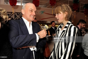edie_love_christmas_18dec12_getty_2.jpg