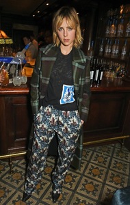 edie_weinstein_burberry_bafta_10feb17_burberry.thumb.jpg.6f90080b8304d4a51f9f459857abf371.jpg