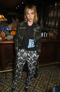 edie_weinstein_burberry_bafta_10feb17_thesun.thumb.jpg.aa1dbfbbd5bdffd18ab1256231658913.jpg