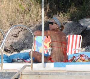 hadise_bikini_0009.jpg