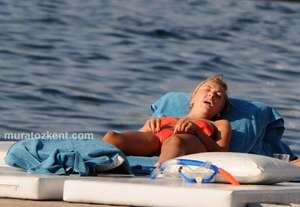 hadise_bikini_0032.jpg