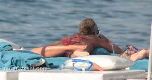 hadise_bikini_0053.jpg