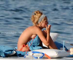 hadise_bikini_0064.jpg