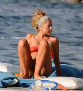 hadise_bikini_0068.jpg