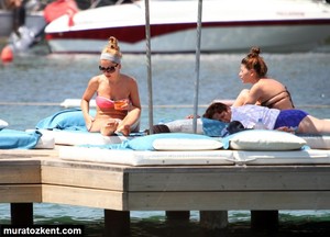 hadise_bikini_0071.jpg