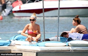 hadise_bikini_0077.jpg