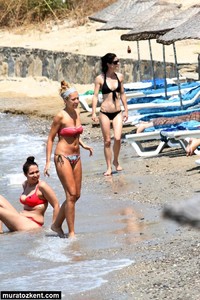 hadise_bikini_0080.jpg