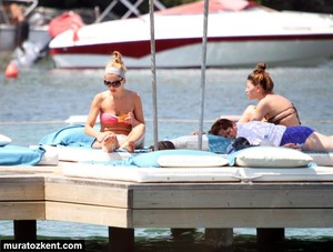 hadise_bikini_0085.jpg