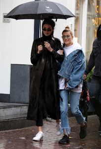 kendall-jenner-hailey-baldwin-shopping-in-the-rain-in-amsterdam-2-27-2017-3.jpg