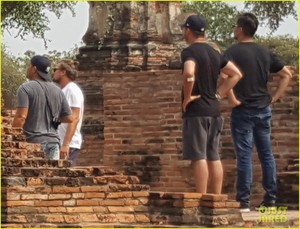 leonardo-dicaprio-rocks-a-fanny-pack-while-sightseeing-in-thailand2-05.jpg