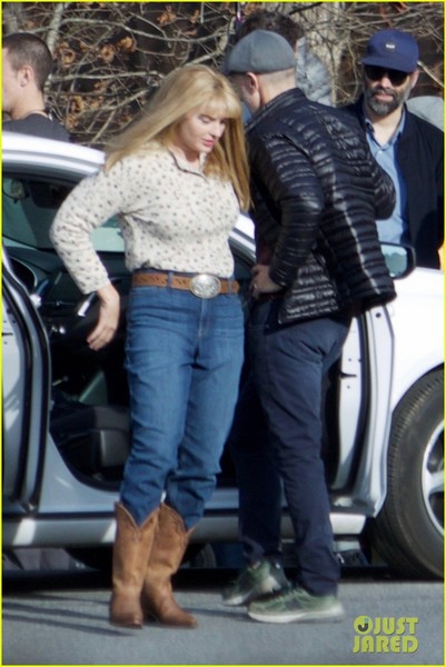 margot-robbie-gets-into-character-filming-i-tonya-01.jpg