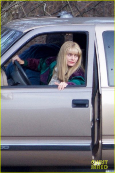 margot-robbie-gets-into-character-filming-i-tonya-02.jpg