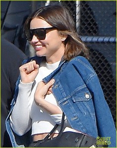 miranda-kerr-rocks-leather-pants-as-she-leaves-nyc-in-a-helicopter-03.thumb.jpg.3bf6079e5327ecc326802fb3d2e95b77.jpg