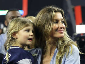 rs_1024x776-170205203515-1024.Gisele-Bundchen-Vivian-Brady-2017-Super-Bowl-Houston-2.kg.020517.jpg