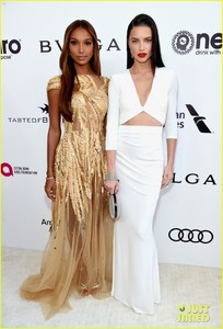victorias-secret-angels-share-kisses-selfies-and-so-much-glam-at-oscars-party-13.jpg