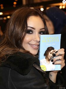 3162049-nabilla-benattia-au-32eme-salon-du-livre-950x0-1.jpg
