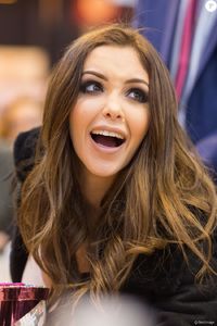 3162166-nabilla-benattia-pour-son-livre-trop-v-950x0-1.jpg
