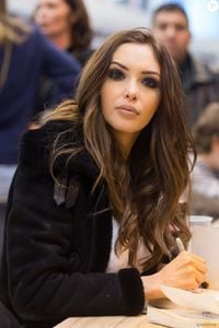 3162178-nabilla-benattia-pour-son-livre-trop-v-950x0-1.jpg