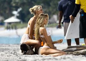 3E45642400000578-4313546-Lean_on_me_Several_male_crew_members_ignored_the_hot_ladies_as_t-a-4_1489520864506.thumb.jpg.c342a670b243f58040398bb205a9f338.jpg