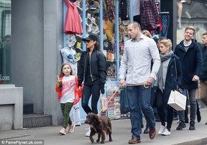 3E960E4A00000578-4347886-Harper_Beckham_sipped_a_green_juice_as_the_pair_strolled_through-a-27_1490413991665.jpg