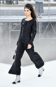 Chanel+Runway+Paris+Fashion+Week+Womenswear+ksrwOqAr3a3x.jpg