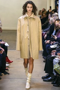 Pauline Hoarau at APC Fall 2017 RTW Paris 1.jpg