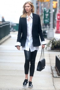 Karlie+Kloss+Karlie+Kloss+Heads+Out+NYC+83b9DK2Hhzkx.jpg
