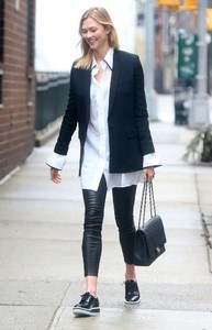 Karlie+Kloss+Karlie+Kloss+Heads+Out+NYC+IFPneUDHAe4x.jpg