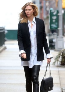 Karlie+Kloss+Karlie+Kloss+Heads+Out+NYC+iouU-NVhSI-x.jpg