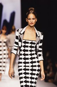 58d03a8aa992a_HerveLegerSpringSummer1997ParisFashionWeek..thumb.jpg.4b186f16dc3053ec8746cc7f6d31bf95.jpg