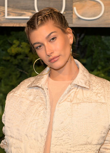 Hailey+Baldwin+H+Conscious+Exclusive+Dinner+4o6mVstYJt5x.jpg