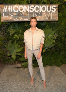 Hailey+Baldwin+H+Conscious+Exclusive+Dinner+GU-7unpoY7Ax.jpg