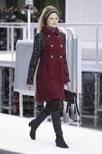 Chanel-RTW-FW17-Paris-0110-1488888008-bigthumb.thumb.jpg.d293b6e334873bc06ebf866482e0350a.jpg