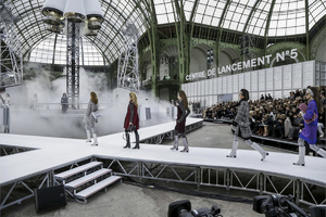 Chanel-RTW-FW17-Paris-0885-1488888751-mediumbigthumb.thumb.jpg.f22406da7efc85de03d14ce11f7f3ca6.jpg