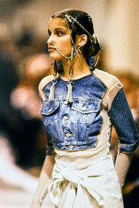 JEAN-PAUL-GAULTIER-SPRING-1994-RTW-DETAIL-67-LAETITIA-CASTA.thumb.jpg.6420d858b2bab47eabdad110a1d7ff7b.jpg