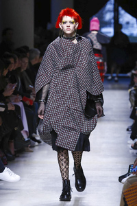 Junya-Watanabe-RTW-FW17-Paris-0984-1488621503-bigthumb.thumb.jpg.6ce13dd64d67431f97b77821940c29db.jpg