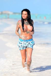 NSFW-Jemma-Lucy-profite-de-ses-vacances-seins-nus-12.thumb.jpg.684140cba7cc984bf4b21f7063eac30c.jpg